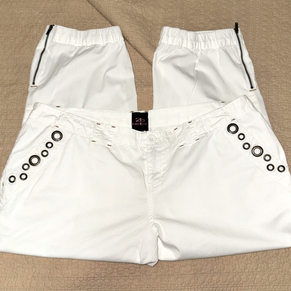 2b Bebe Grommet & Zip Accent White Cargo Capris, Sz 12 - Picture 2 of 12